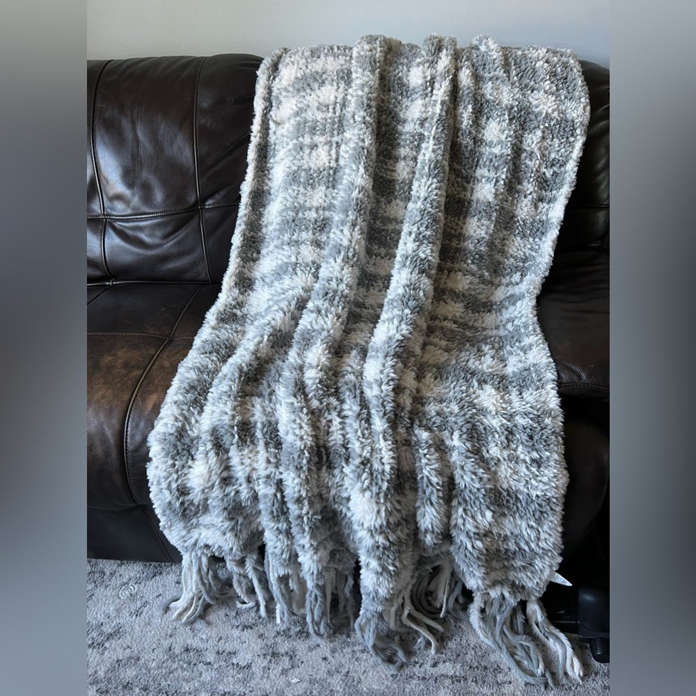 UGG Throw - Picture 9 of 16